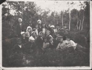 Владимир Шабалин со своими друзьями. В первом ряду третий слева