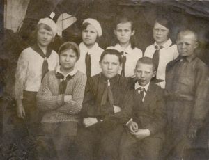 Шабалин Володя (стоит справа) с одноклассниками
