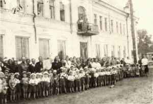 Ленинградские дети в день отъезда из Канска. 1945 г.
