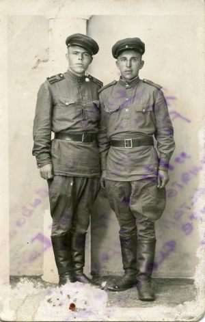 Новиков Петр слева. 510-й ГАП