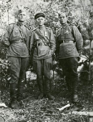 Дарбеко Иван Васильевич (на фото слева)