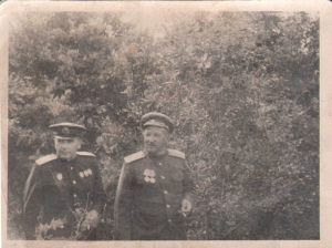 Москвин (слева) и командующий фронтом генерал армии Иван Петров