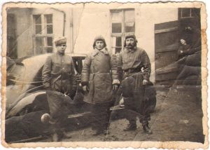 Старший сержант Лыков Иван Ефремович, крайний слева