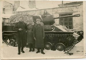 Бурмакин Ваня -  третий слева 1941-1945 г.