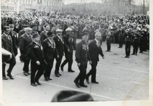 Площадь Коростелева, День Победы 9 мая 1973 г. Идут ветераны Великой Отечественной войны