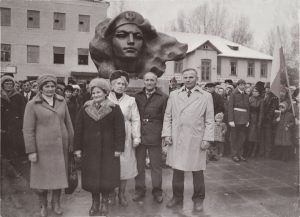 Польская делегация у памятника