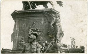 Запольский Г.А. (сидит справа) у памятника Бранденбургские ворота. Германия. После 9 мая 1945 г.