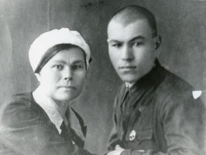 Вельмушев Геннадий с матерью Екатериной Михайловной. 20.12.1941 г.